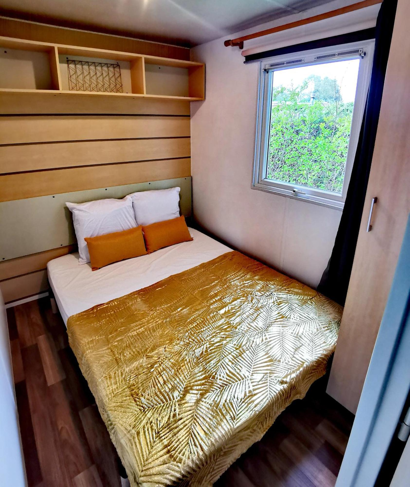 A Deux Pas Du Lac Hotel Ardres ภายนอก รูปภาพ